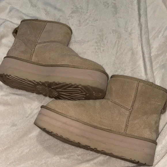 UGG Classic Beige Shearling Boots - Picture 4 of 4